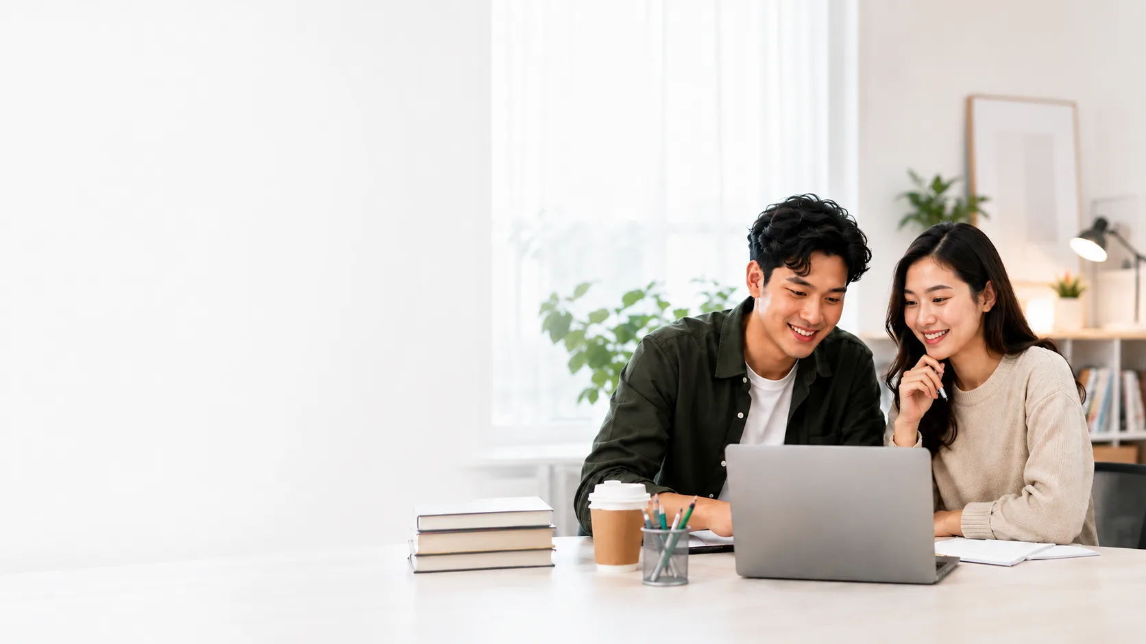 Dua profesional muda mengecek rekomendasi karier lewat laptop
